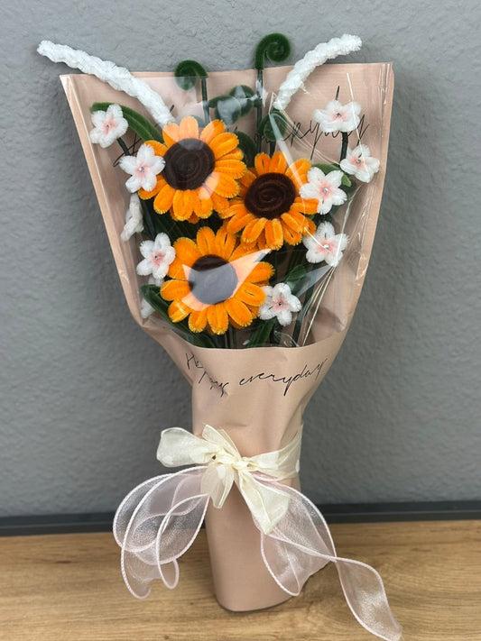Handgefertigter Blumenstrauß mit Sonnenblumen, Lavendel und zarten Blüten