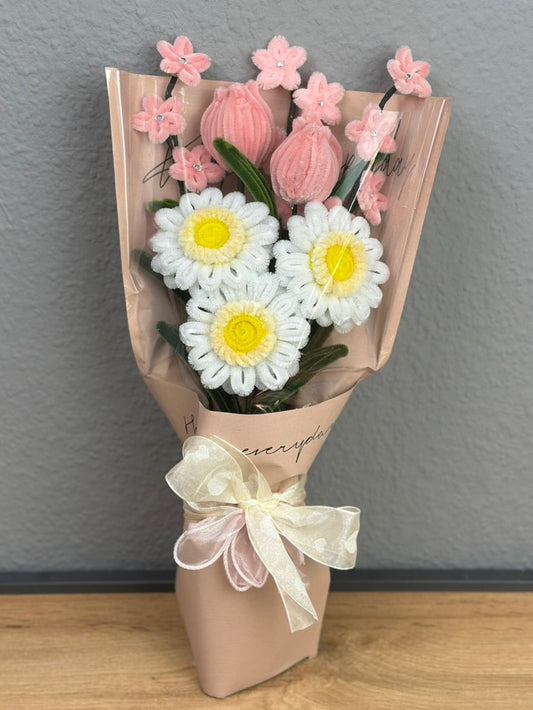 Handgefertigter Blumenstrauß mit Gerbera, Tulpen & zarten Blüten