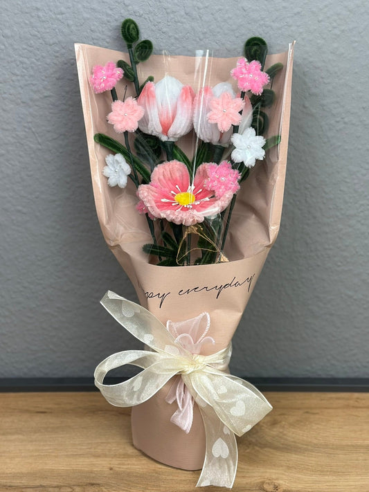 Handgemachter Blumenstrauß mit Tulpen, Mohnblume und Gänseblümchen