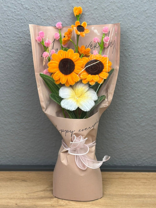 Handgemachter Blumenstrauß mit pinken Bommel, Sonnenblumen, Mini-Sonnenblumen & Hibiskus