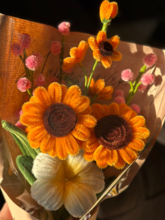 Handgemachter Blumenstrauß mit pinken Bommel, Sonnenblumen, Mini-Sonnenblumen & Hibiskus