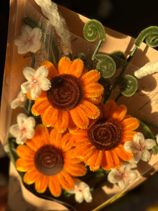 Handgefertigter Blumenstrauß mit Sonnenblumen, Lavendel und zarten Blüten