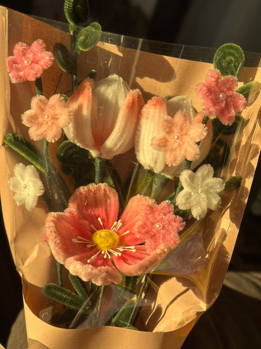 Handgemachter Blumenstrauß mit Tulpen, Mohnblume und Gänseblümchen