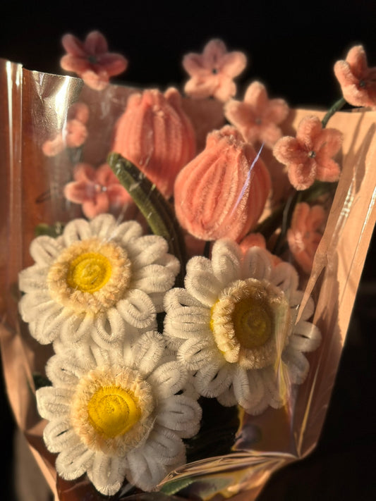 Handgefertigter Blumenstrauß mit Gerbera, Tulpen & zarten Blüten