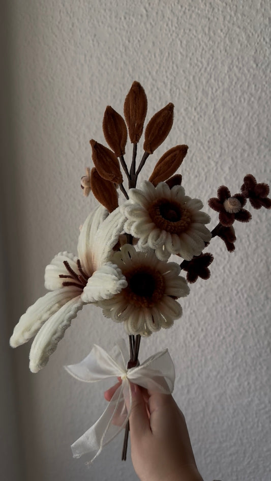 Handgefertigter herbstlicher Blumenstrauß